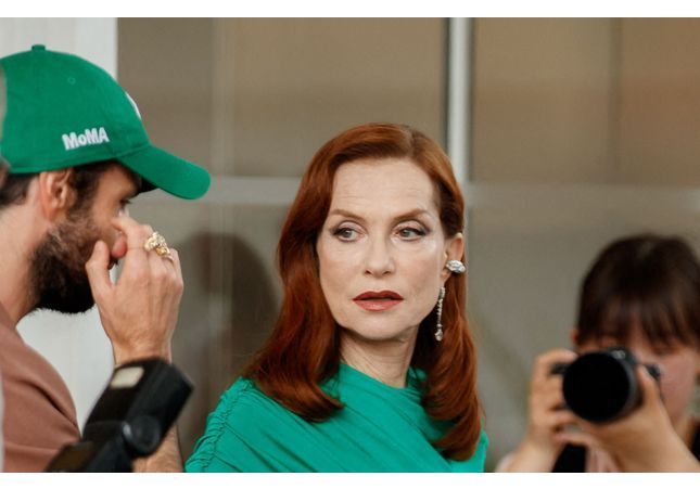Cannes 2022 : Isabelle Huppert surprend la Croisette en robe verte Balenciaga
