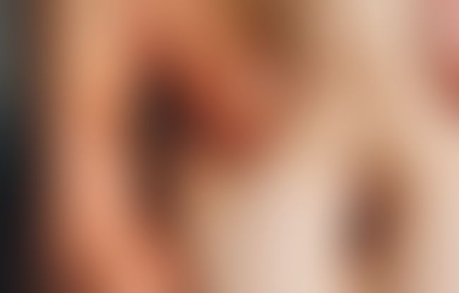 Une femme se pinçant le ventre
