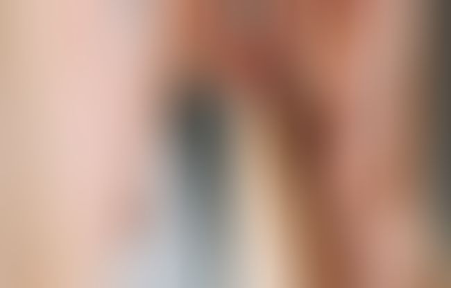 Femme se regardant dans le miroir