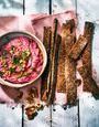 Crème de betterave à la feta, crackers de sarrasin au sésame