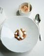 Rhubarbe, glace à la rose, meringue et mousse de brebis au miel