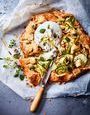 Tarte rustique aux courgettes, burrata, noisettes grillées