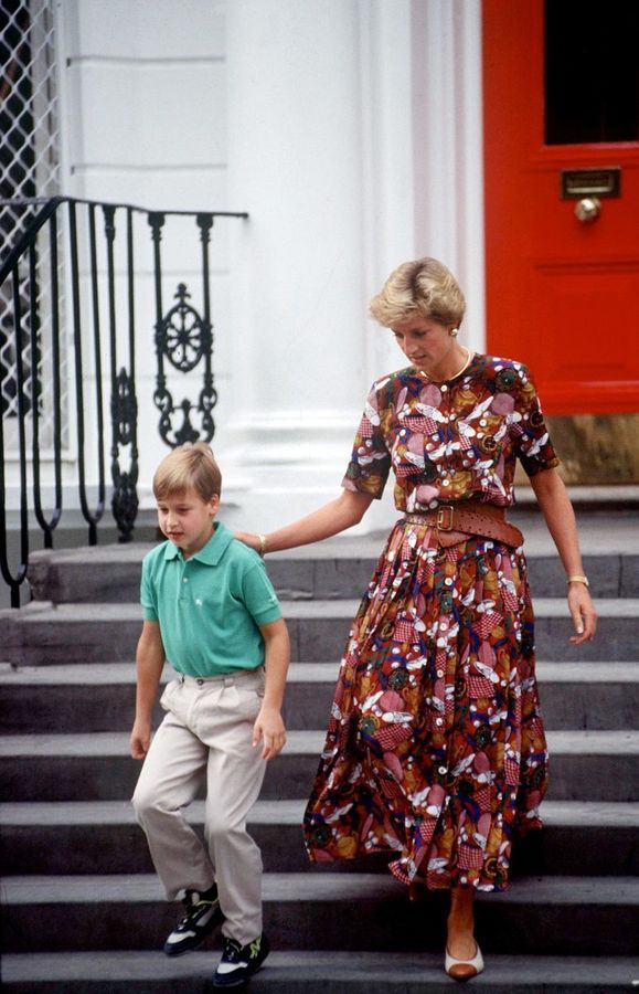 Une robe imprimée et ceinturée