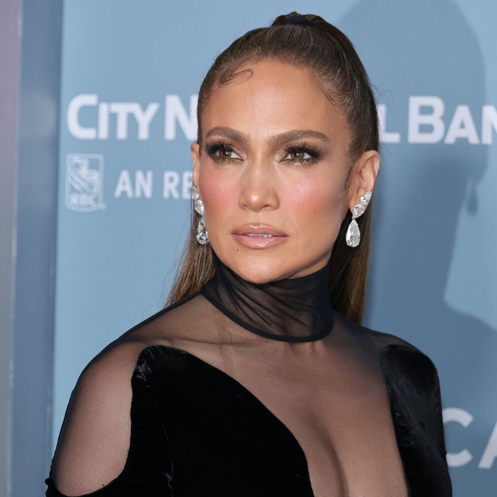 Jennifer Lopez fait matcher sa manucure 