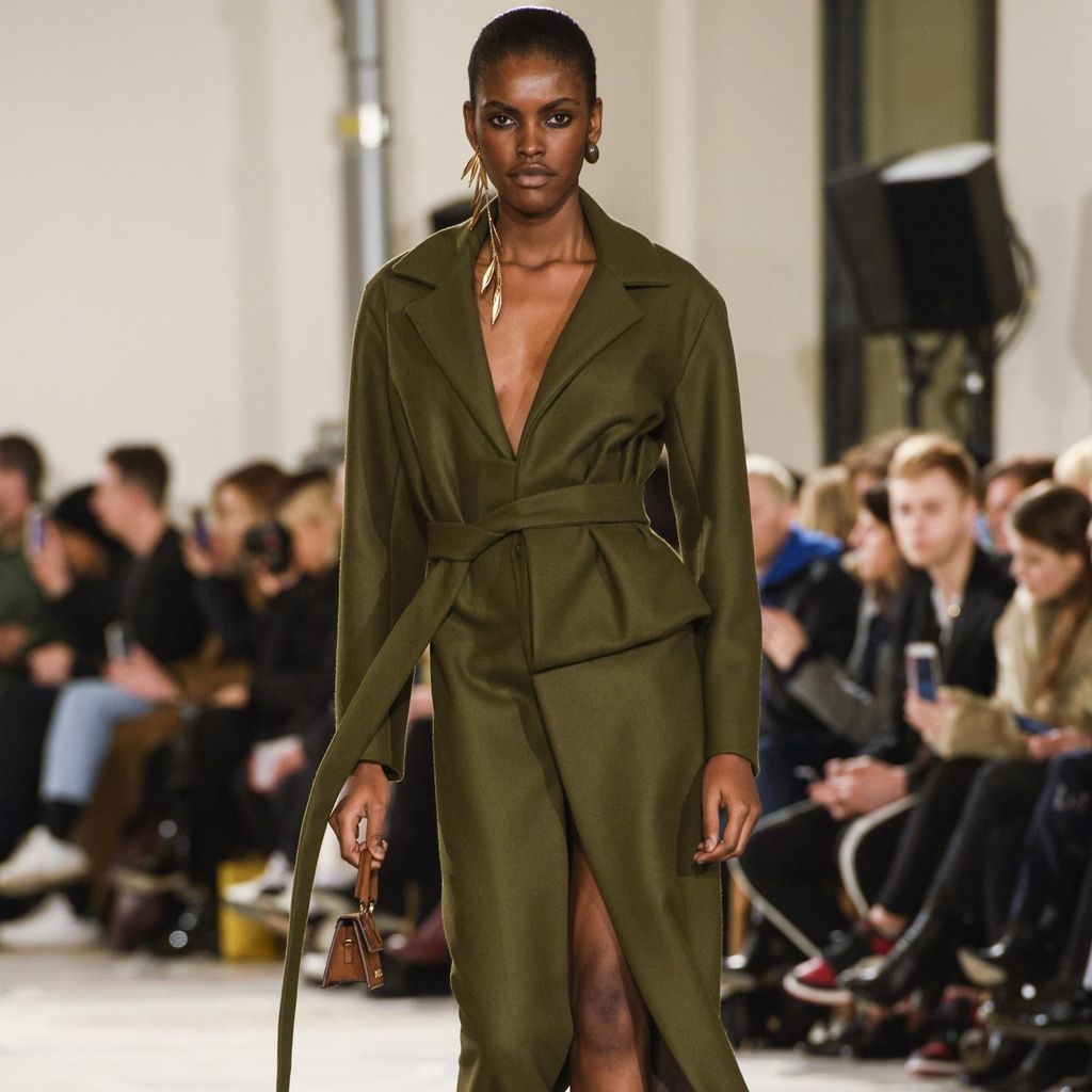 Le souk Jacquemus lance la Fashion week parisienne - Elle