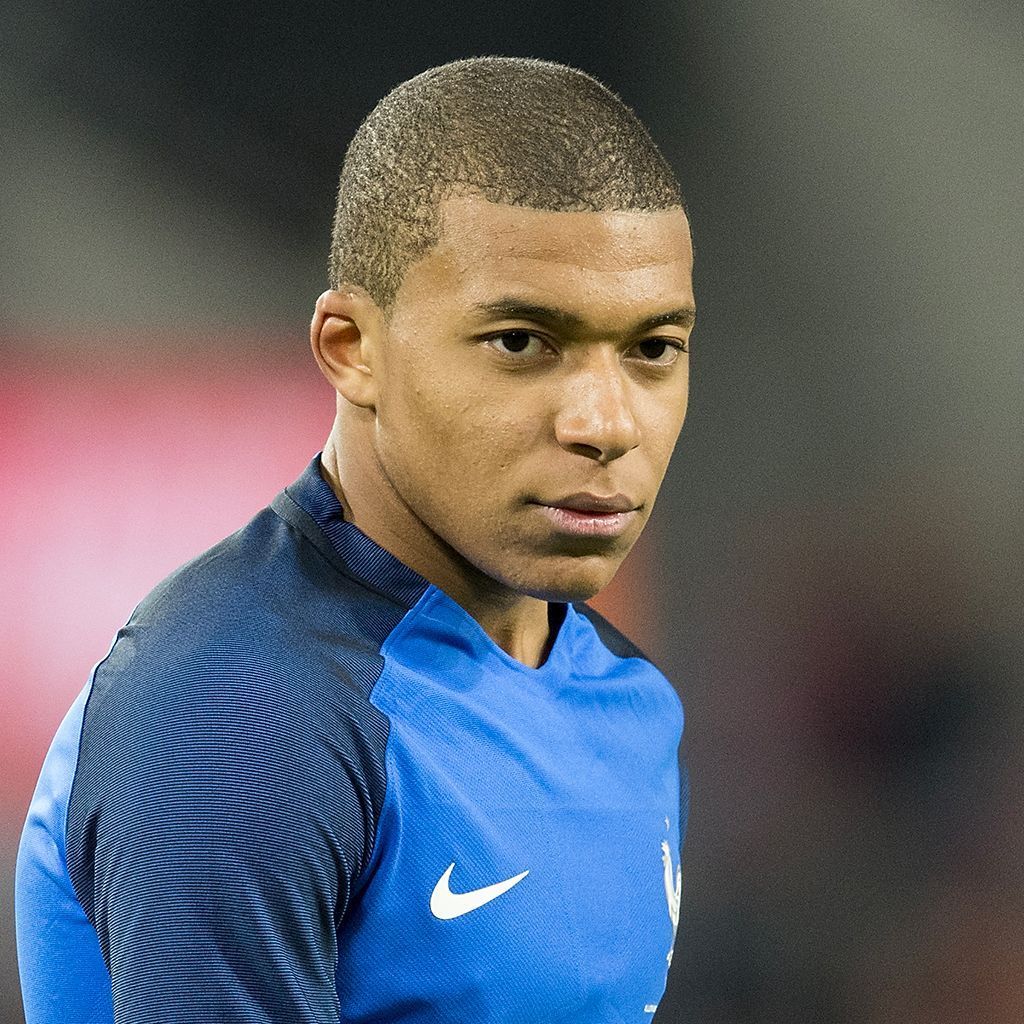 Kylian Mbappe Est Il En Couple Ou Celibataire Elle