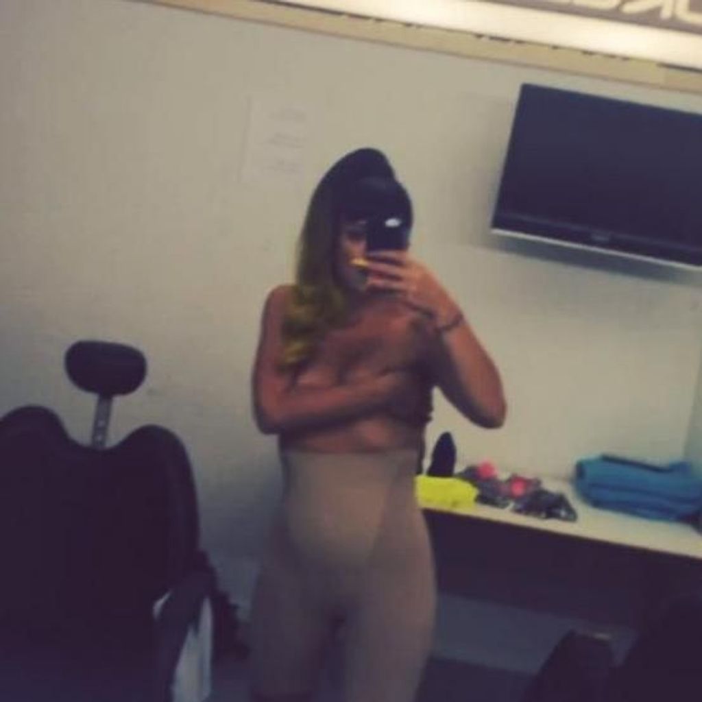 Lily Allen se filme topless sur Instagram - Elle