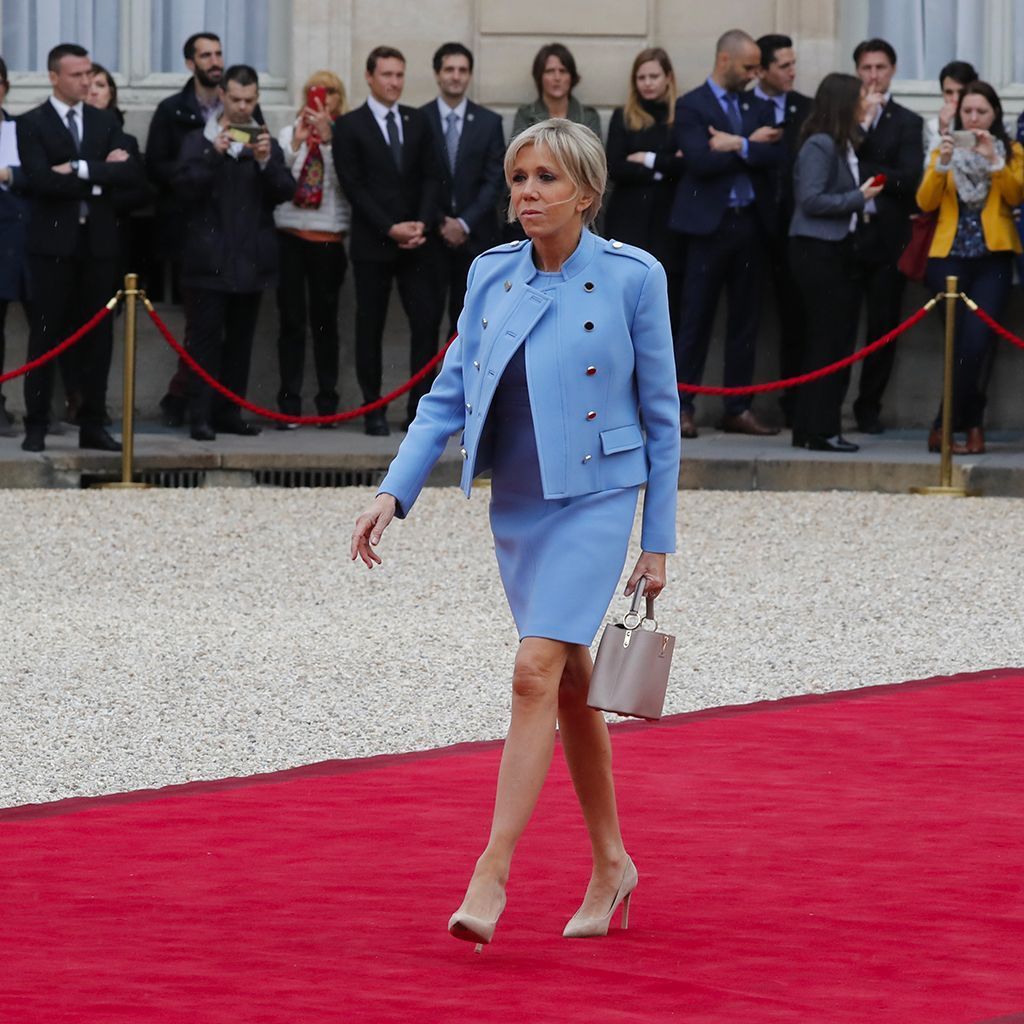 Voilà pourquoi Brigitte Macron est toujours habillée en Louis Vuitton - Elle