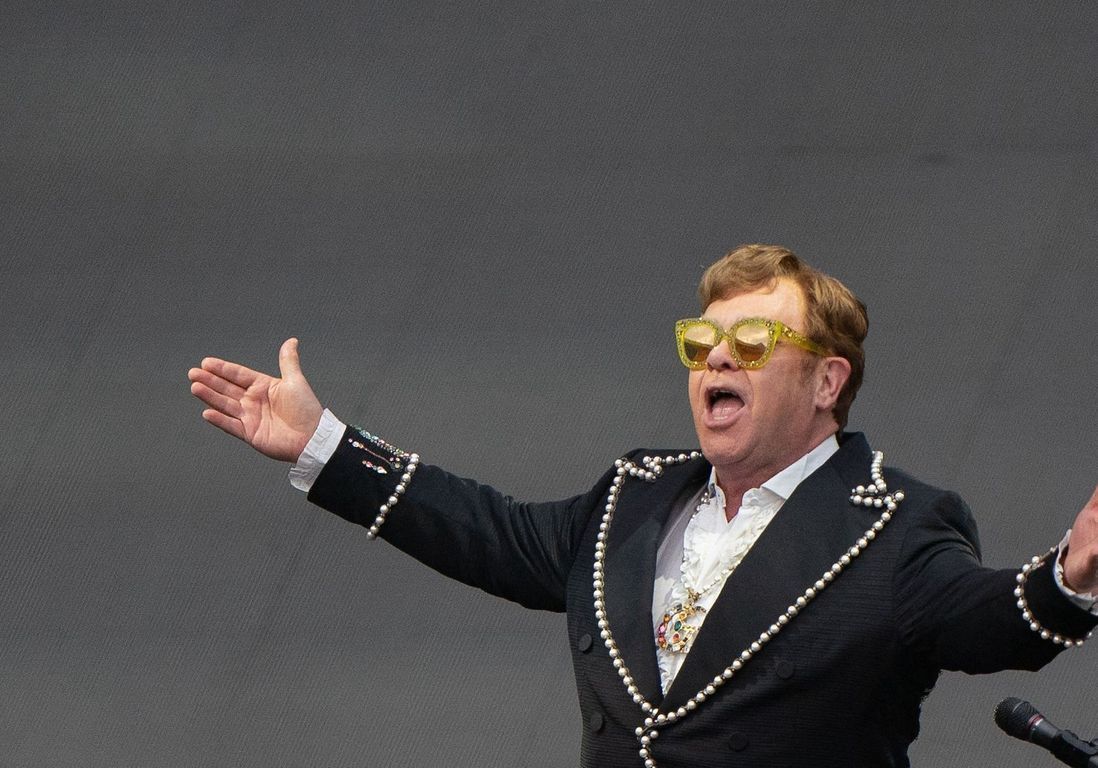 Graya Il Elle S en Sortira Pas Parole Elton John dévoile son duo avec Britney Spears dans un restaurant cannois -  Elle