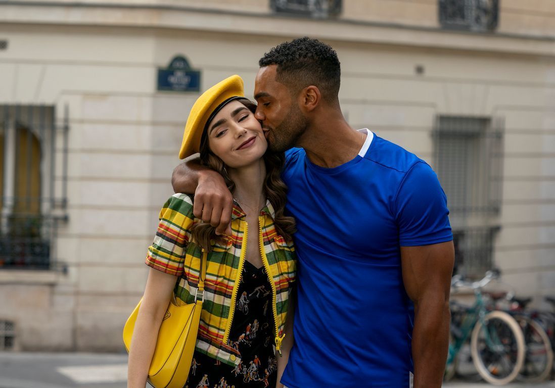 Netflix Emily In Paris Saison 2 Emily in Paris : cette erreur dans la saison 2 a beaucoup fait rire les  internautes - Elle