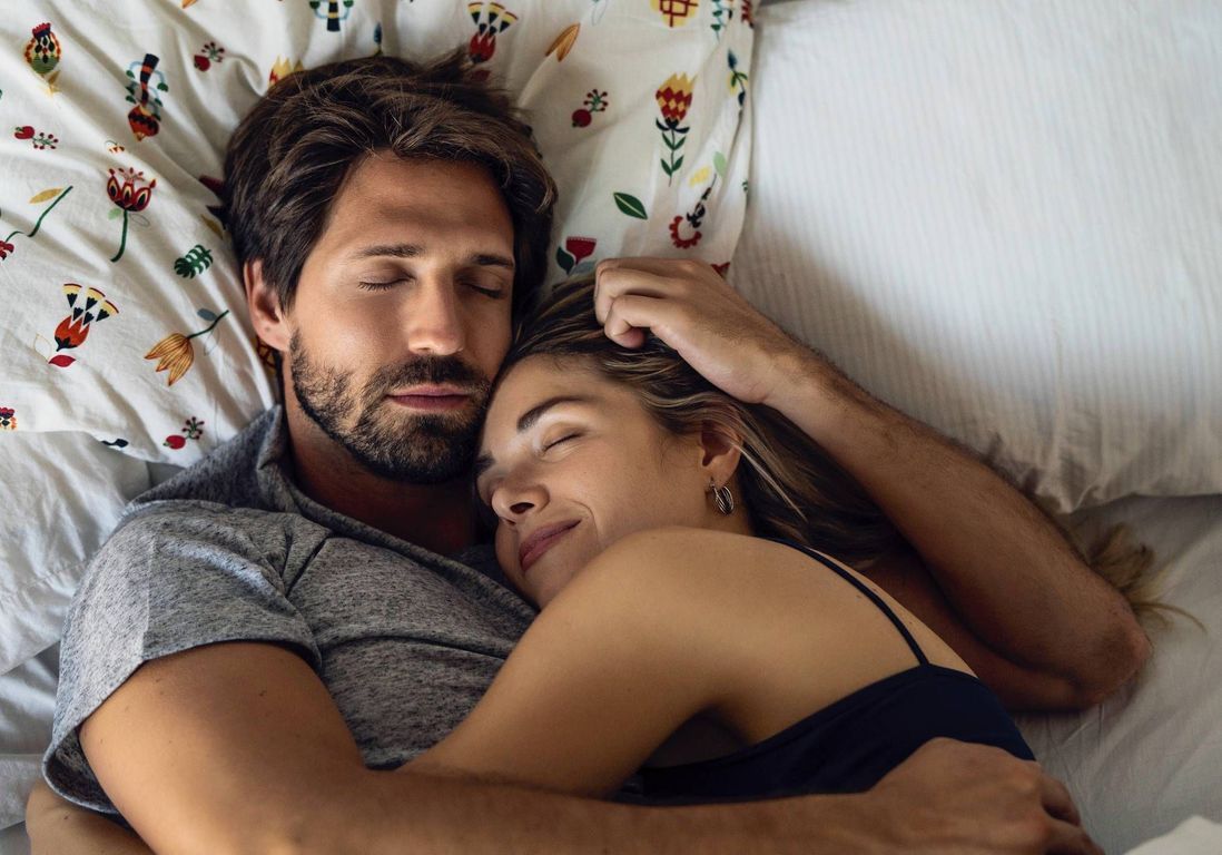 Femme à Droite Dans Le Lit Couple Dormir à deux : la clé pour une meilleure nuit de sommeil ? - Elle