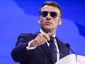 Ce que les lunettes aviateur de Macron montrent plus qu’elles ne cachent