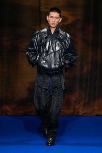 Pour Burberry, Daniel Lee dévoile un vestiaire inspiré de « Saltburn »