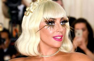 Gigi Hadid, Lady Gaga… les faux-cils, nouvel accessoire de mode ? 