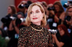 Isabelle Huppert prouve que cette couleur de vernis se porte à tout âge 