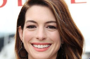 Anne Hathaway confirme le retour de cette coiffure très française