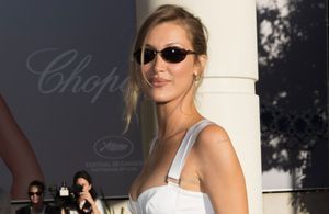 Bella Hadid dévoile sa nouvelle coloration blonde lors de son arrivée à Cannes
