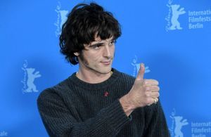 Des tempes au tapis rouge : le retour inattendu des rouflaquettes 