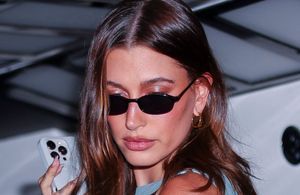 Hailey Bieber fait revivre la coiffure emblématique des sœurs Olsen 