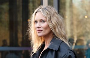 Maquillage naturel et chevelure wavy : Kate Moss envoûte la Fashion Week de Paris 