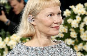 Met Gala 2025 : A 57 ans, Pamela Anderson abandonne ses cheveux longs pour un carré ultra-court à frange
