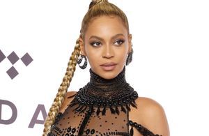 Pourquoi Beyoncé a-t-elle coupé sa tresse XXL en plein concert ?