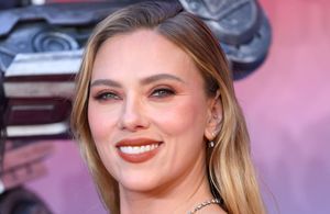 Scarlett Johansson adopte cet accessoire capillaire de notre enfance