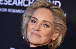 Sharon Stone troque ses cheveux lisses pour un carré bouclé tendance 
