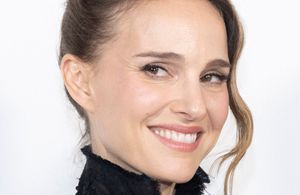 Sublime, Natalie Portman adopte cette coiffure rétro pour le défilé Dior à Paris 