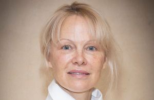 Haute Couture, et toujours sans maquillage : Pamela Anderson s'impose au naturel à la Fashion Week