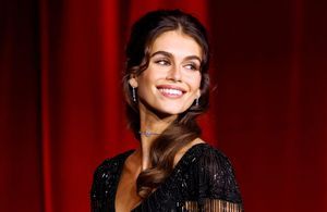 Kaia Gerber rend hommage à Audrey Hepburn avec un look des plus glamours 
