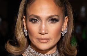 Sur le tapis rouge, Jennifer Lopez confirme le retour de ce maquillage audacieux