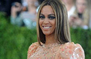 Teint naturel et bouche rouge : Beyoncé s'affiche (presque) sans maquillage