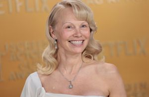 Transformée, Pamela Anderson affiche la mise en beauté signature de sa jeunesse