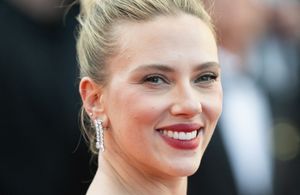 À Cannes, Scarlett Johansson incarne l’élégance parisienne