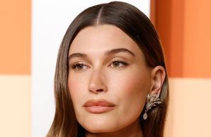 Hailey Bieber confirme le retour de cette teinte de rouge à lèvres que l’on pensait oubliée