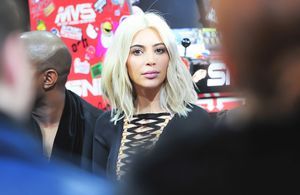 Kim Kardashian passe aux cheveux blancs en hommage à son idole