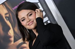 Selena Gomez prouve que cette manucure neutre et chic est toujours une bonne idée 