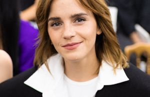Emma Watson fait renaître la pixie cut dans la campagne du nouveau parfum Prada