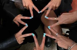  Le turquoise signe son grand retour : 6 manucures pour vous réconcilier avec la couleur de l’été