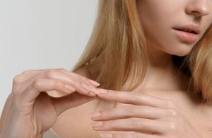 Ongles fragilisés : le geste à adopter avant de dormir pour des mains parfaites au réveil