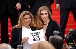 Cannes 2014 : Julie Gayet soutient #BringBackOurGirls sur la Croisette