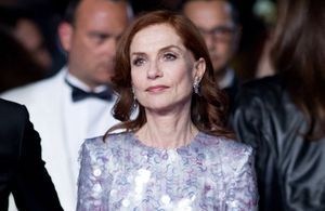 Cannes 2019 : Isabelle Huppert tout en paillettes pour la montée des marches de « Frankie »