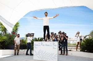 Cannes 2021 : Jean Dujardin et Pierre Niney font le show sur le photocall d’« OSS 117 »