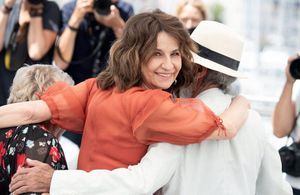 Cannes 2021 : Valérie Lemercier espiègle pour le photocall de son film « Aline »