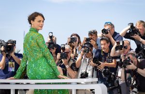 Cannes 2022 : Bérénice Bejo et Romain Duris complices pour le photocall de « Coupez ! »