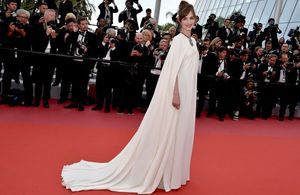 Cannes 2018 : Louise Bourgoin illumine la montée des marches de "Yomeddine"