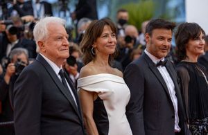 Cannes 2021 : Sophie Marceau, radieuse aux côtés de François Ozon et André Dussollier