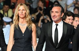 Cannes 2022 : Sandrine Kiberlain et Jean Dujardin, duo chic sur le tapis rouge