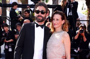Cannes 2024 : rare apparition de Camille Cottin et son compagnon sur le tapis rouge de « L’Amour ouf » 